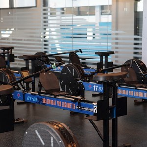 Entraînement sur ergomètre au Quartier des Athletes